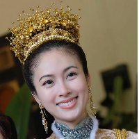 Pemenang kontes kecantikan Miss International Queen 2004 ini dirias dengan makeup minimalis di hari pernikahannya. Nong Poy yang juga berkarier sebagai aktris dan pernah membintangi film PHong Kong itu tampil flawless di hari pernikahannya. Tak ada jejak di wajahnya Nong Poy dulu adalah seorang laki-laki. Foto: Dok. Instagram @chartmakeup, @achirakul