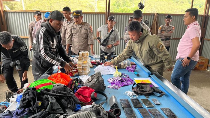 Operasi Cipta Kondisi, Polisi Sita 8 HT Milik Simpatisan KKB (Istimewa)