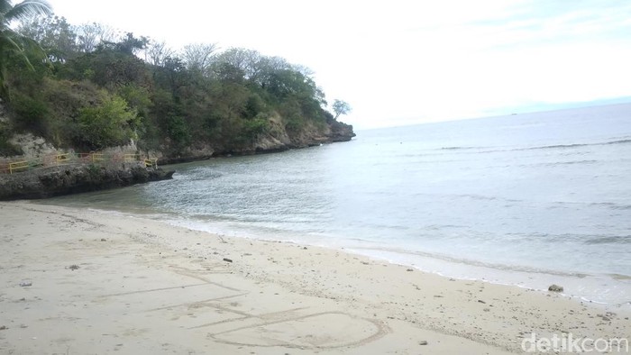 Pantai Tanjung Tihu di Desa Tihu, Kecamatan Bone Pantai, Kabupaten Bone Bolango, Gorontalo