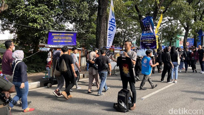 Para pencari cuan di konser Dewa 19 di Bandung, Minggu (5/3/2023).