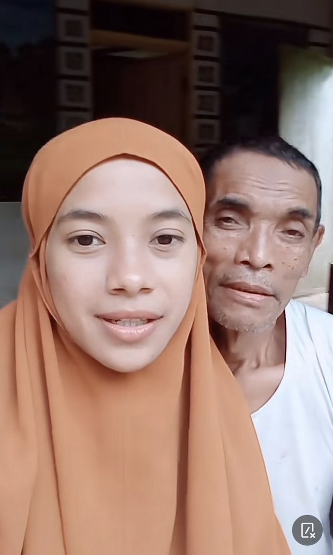 Ana mengucapkan suaminya sehari-hari sebelumnya bekerja sebagai Kepala Desa, sembari mengurus kebun, ikan di kolam dan kambing. Sedangkan Ana mengajar kursus Bahasa Inggris gratis setiap minggu di rumah dan bahasa Inggris di MAN 2 Pangandaran, Jawa Barat. Ia mengungkapkan awal mula kehidupan setelah menikah sempat kekurangan ekomoni. Pada saat itu suaminya gagal terpilih usai mencalonkan diri untuk kedua kalinya sebagai kepala desa. Foto: Dok. TikTok @anaamalia54.