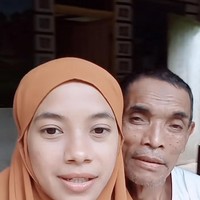 Ana mengucapkan suaminya sehari-hari sebelumnya bekerja sebagai Kepala Desa, sembari mengurus kebun, ikan di kolam dan kambing. Sedangkan Ana mengajar kursus Bahasa Inggris gratis setiap minggu di rumah dan bahasa Inggris di MAN 2 Pangandaran, Jawa Barat. Ia mengungkapkan awal mula kehidupan setelah menikah sempat kekurangan ekomoni. Pada saat itu suaminya gagal terpilih usai mencalonkan diri untuk kedua kalinya sebagai kepala desa. Foto: Dok. TikTok @anaamalia54.