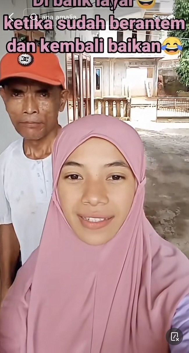 Ana ingin membantah stigma negatif wanita yang menikah dengan pria lanjut usia hanya karena harta. “Tidak ada cara pastinya. Intinya saya belajar menempatkan diri saya walaupun untuk awal-awal semuanya sulit karena usia saya yang hampir sama bahkan jauh di bawah. Tapi intinya yang saya pahami saat itu saya nikah tidak ada maksud apa-apa. Saya dijodohkan dan saya bukan perempuan yang hanya menghambur-hambur kan uang suami. Karena perempuan muda nikah saya yang lebih tua konotasi nya selalu dipandang matre dan lain-lain. Maka dari sana saya tunjukkan ke anak-anak suami bahwa saya belajar jadi istri yang baik dan belajar menyayangi mereka sebisa saya, tuturnya panjang lebar. Foto: Dok. TikTok @anaamalia54.