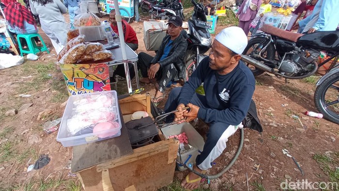 Pedagang aci dicepet yang berjualan di pasar tumpah Bukit Candi Cicalengka, Minggu (5/3/2023).