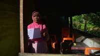 Warga memperlihatkan tanda bukti sudah dilakukan pencocokan dan penelitian (Coklit) data pemilih Pemilu 2024 oleh Petugas Pemutakhiran Data Pemilih (Pantarlih) di pelosok Kampung Patamuan, Lambung Bukit, Pauh, Padang, Sumatera Barat, Minggu (5/3/2023).