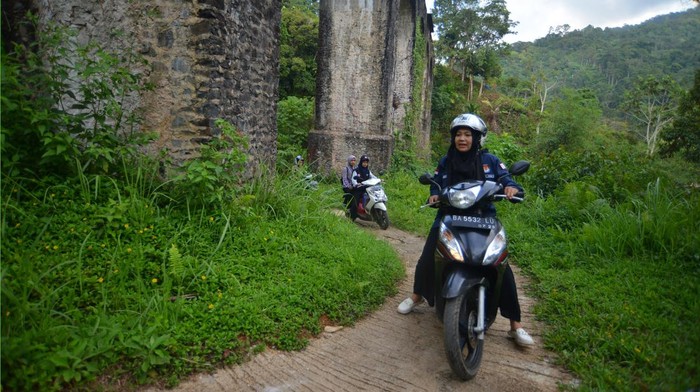 Warga memperlihatkan tanda bukti sudah dilakukan pencocokan dan penelitian (Coklit) data pemilih Pemilu 2024 oleh Petugas Pemutakhiran Data Pemilih (Pantarlih) di pelosok Kampung Patamuan, Lambung Bukit, Pauh, Padang, Sumatera Barat, Minggu (5/3/2023). KPU Kota Padang menugaskan sebanyak 2.673 Pantarlih di 104 kelurahan untuk melakukan pemutakhiran data pemilu dari rumah ke rumah hingga ke pelosok agar mendapatkan data yang valid, akurat, dan mutakhir jelang Pemilu 2024. ANTARA FOTO/Iggoy el Fitra/YU