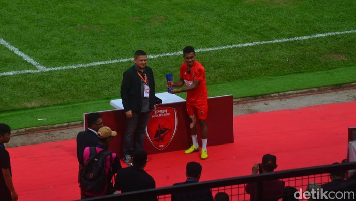 Pemain PSM Makassar Yance Sayuri menerima penghargaan setelah golnya menjadi yang terbaik pada Desember 2022. Pemain PSM Makassar Yance Sayuri menerima penghargaan setelah golnya menjadi yang terbaik pada Desember 2022.