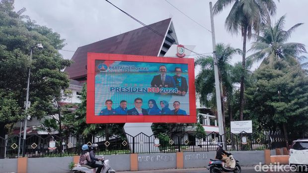 Penampakan baliho Anies-AHY di Makassar.