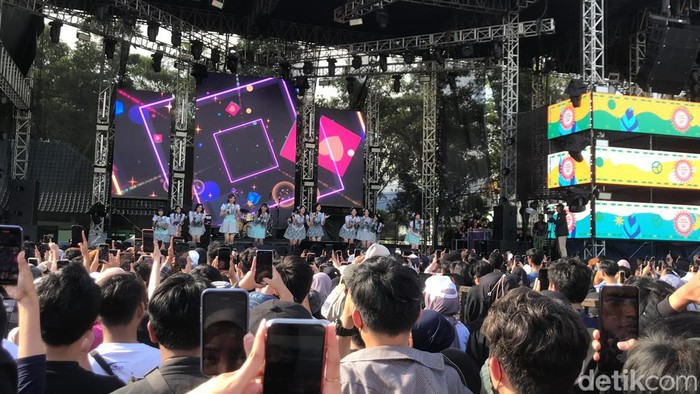Penampilan JKT48 di Now Playing Festival 2023, di Kota Bandung, Minggu (5/3/2023).