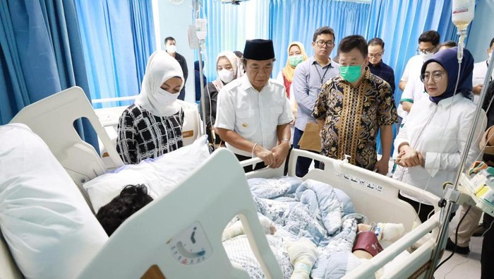 Pj Gubernur Jenguk Korban Kebakaran Depo Plumpang Asal Banten (Dok Pemprov Banten)