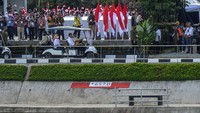 Presiden Joko Widodo menggunakan kendaraan listrik usai meresmikan Kolam Retensi Andir di Baleendah, Kabupaten Bandung, Jawa Barat, Minggu (5/3/2023).