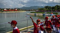 Sejumlah siswa SD berjalan di pinggiran Kolam Retensi Andir usai diresmikan Presiden Joko Widodo di Baleendah, Kabupaten Bandung.