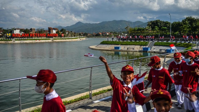 Potret Kolam Retensi Andir yang Diresmikan Jokowi Sejumlah siswa SD berjalan di pinggiran Kolam Retensi Andir usai diresmikan Presiden Joko Widodo di Baleendah, Kabupaten Bandung, Jawa Barat, Minggu (5/3/2023). Dalam kunjungannya, Presiden Joko Widodo meresmikan Kolam Retensi Andir, Cisangkuy, Cieunteung dan Jalan Layang Kopo sebagai salah satu langkah mengatasi banjir sering terjadi di Kawasan Baleendah serta mengatasi kemacetan di Jalan Kopo. ANTARA FOTO/Raisan Al Farisi/YU