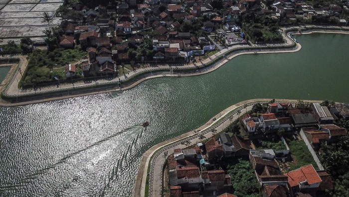 Potret Kolam Retensi Andir yang Diresmikan Jokowi Sejumlah siswa SD berjalan di pinggiran Kolam Retensi Andir usai diresmikan Presiden Joko Widodo di Baleendah, Kabupaten Bandung, Jawa Barat, Minggu (5/3/2023). Dalam kunjungannya, Presiden Joko Widodo meresmikan Kolam Retensi Andir, Cisangkuy, Cieunteung dan Jalan Layang Kopo sebagai salah satu langkah mengatasi banjir sering terjadi di Kawasan Baleendah serta mengatasi kemacetan di Jalan Kopo. ANTARA FOTO/Raisan Al Farisi/YU