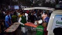 Akibatnya lima orang tewas dan puluhan lainnya terluka.