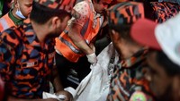 Petugas mengevakuasi salah satu korban tewas.