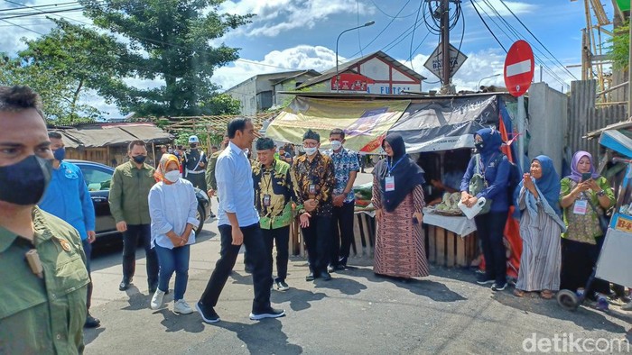 Presiden Joko Widodo saat meninjau Pasar Baleendah, Kabupaten Bandung.