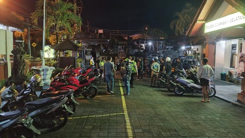 Razia pengendara lalu lintas dilakukan oleh Polsek Denpasar di Jalan Bypass Ngurah Rai, Kota Denpasar, Minggu (5/3/2023) dini hari.