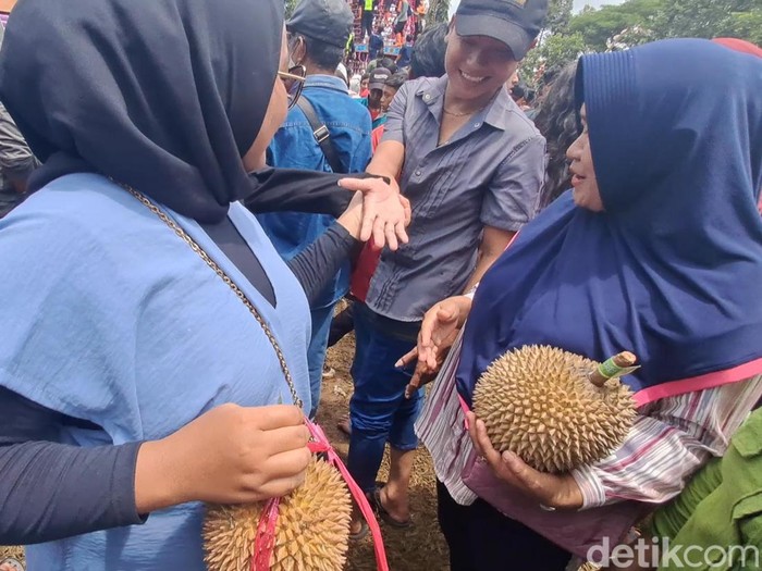 Ribuan Orang Berebut Durian saat KenDuren Wonosalam-Banyak yang Terluka