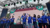 Presiden Direktur BCA Jahja Setiaatmadja (tengah), Wakil Presiden Direktur BCA Armand Hartono (kiri), Wakil Presiden Direktur BCA Hendra Lembong (kanan) beserta segenap direksi dan komisaris BCA menghadiri Porseni BCA sebagai puncak rangkaian peringatan HUT ke-66 BCA di Senayan Park, Jakarta.
