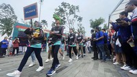 Ribuan karyawan BCA dari berbagai kantor wilayah memeriahkan Porseni BCA sekaligus peringatan puncak HUT BCA ke-66 di Senayan, Jakarta.