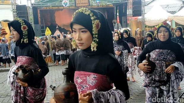 Ruwahan Sendangduwur digelar di Kompleks Makam Sunan Sendang, Desa Sendangduwur. Beragam kegiatan dihadirkan dalam Haul Sunan Sendang Itu.
