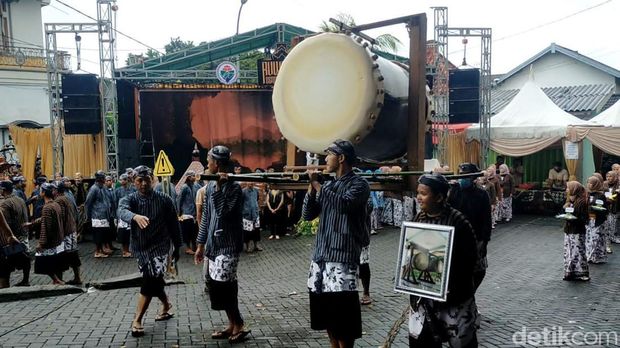 Ruwahan Sendangduwur digelar di Kompleks Makam Sunan Sendang, Desa Sendangduwur. Beragam kegiatan dihadirkan dalam Haul Sunan Sendang Itu.