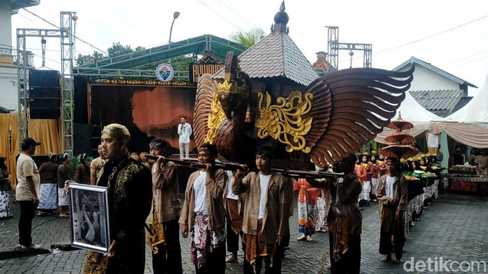 Ruwahan Sendangduwur digelar di Kompleks Makam Sunan Sendang, Desa Sendangduwur. Beragam kegiatan dihadirkan dalam Haul Sunan Sendang Itu.
