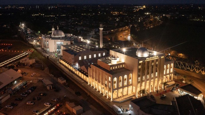 LONDON, ENGLAND - MARCH 04: Men observe prayer at the Baitul Futuh Mosque on March 04, 2023 in London, England. Parts of the mosque have undergone a £20 million pound refurbishment after a large fire destroyed a third of the complex in 2015. The mosque, home to the Ahmadiyya Muslim Community, is one of Western Europes largest and can accommodate up to 10,000 worshippers. The new facility incorporates low energy and sustainable technologies including, solar panels, efficient heating and cooling systems, and other energy and water saving features which contribute towards its green footprint. (Photo by Dan Kitwood/Getty Images)
