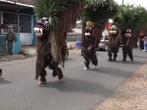 Relawan Pendukung Ganjar Gelar Pawai Kesenian Bebegig Asal Ciamis