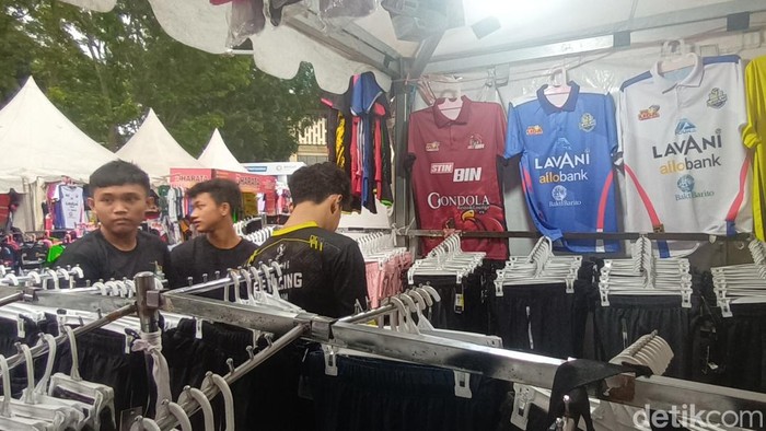 Salah seorang penonton sedang memilih milih jersey voli Proliga di GOR Jatidiri, Semarang, Minggu (5/3/2023).