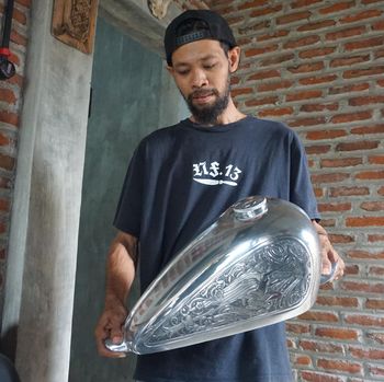 Salut, Ukiran Kover Mesin Moge Bikinan Perajin Mojokerto Diekspor ke 4 Benua