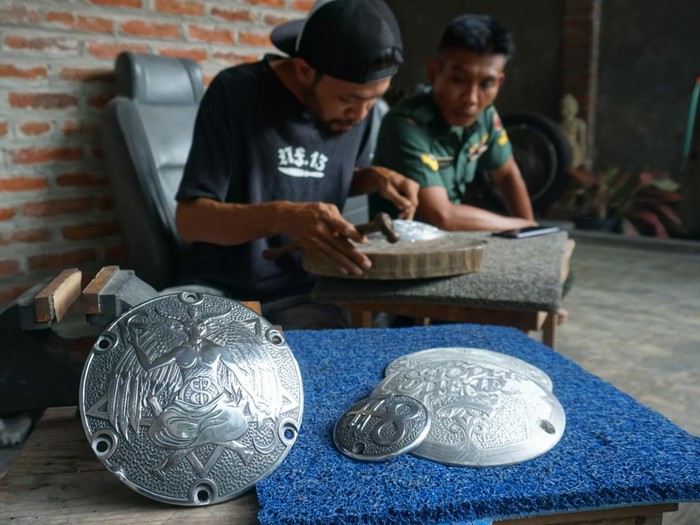 Salut, Ukiran Kover Mesin Moge Bikinan Perajin Mojokerto Diekspor ke 4 Benua
