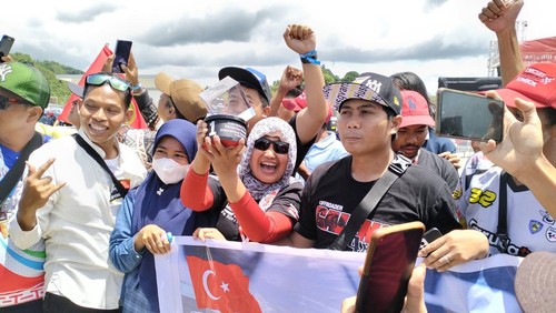Seorang ibu rumah tangga (IRT) asal Kota Malang, Lili Hidayati (pakai kaca mata) curi perhatian Tim Yamaha dan diberi kesempatan memegang piala milik Toprak, Minggu (5/3/2023).