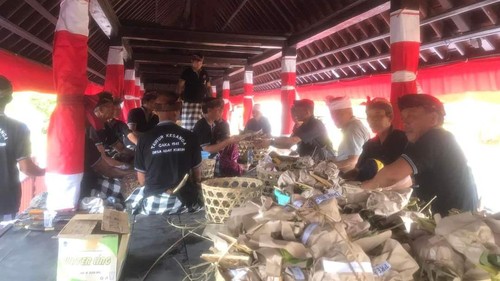 Suasana persiapan upacara piodalan di balai panjang di Pura Desa Adat Kukuh, Kecamatan Marga, Kabupaten Tabanan, Bali, pada awal Januari 2023 lalu.