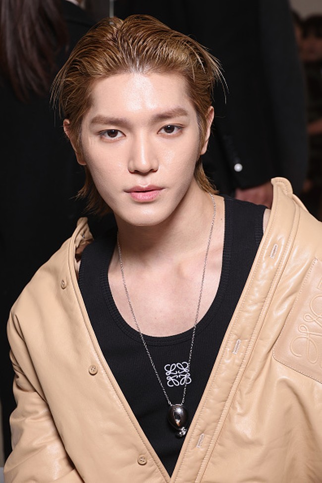Taeyong menghadiri Loewe Womenswear Fall Winter 2023-2024 show pada Jumat (3/3/2023) waktu setempat. Foto: WWD via Getty Images/Swan Gallet