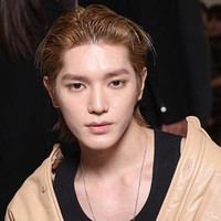 Taeyong menghadiri Loewe Womenswear Fall Winter 2023-2024 show pada Jumat (3/3/2023) waktu setempat. Foto: WWD via Getty Images/Swan Gallet