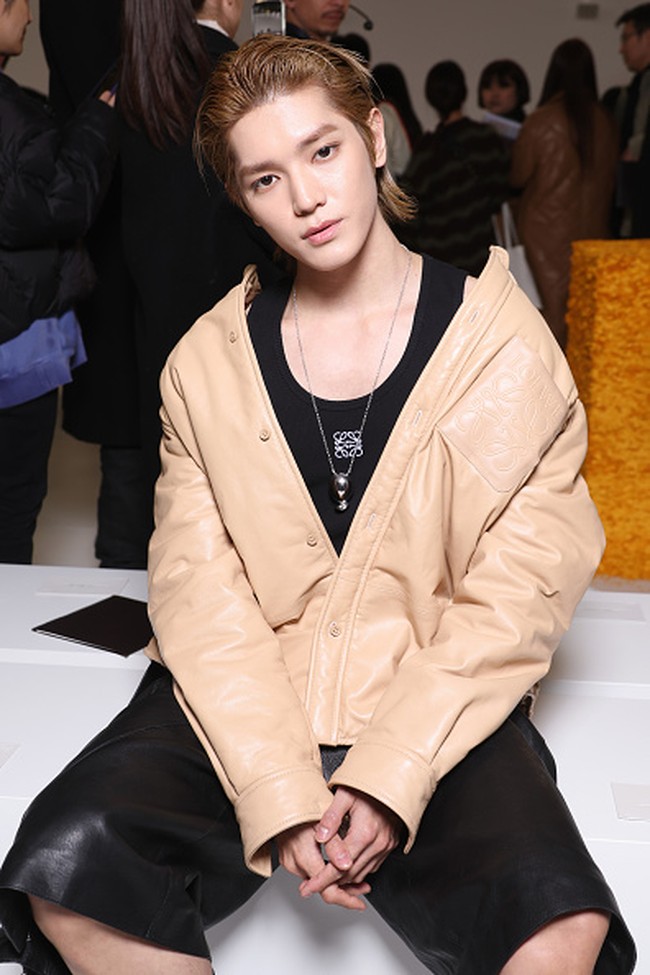 Sebagai tamu spesial LOEWE, Taeyong NCT duduk di front row selama peragaan busana berlangsung. Foto: WWD via Getty Images/Swan Gallet