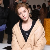 Sebagai tamu spesial LOEWE, Taeyong NCT duduk di front row selama peragaan busana berlangsung. Foto: WWD via Getty Images/Swan Gallet