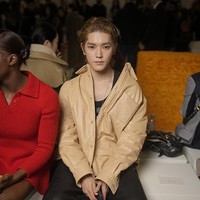 Acara peragaan busana brand fashion asal Spanyol itu juga dihadiri Emily Ratajkowski, grup KPop NMIXX, dan Naomi Campbell. Foto: WWD via Getty Images/Swan Gallet