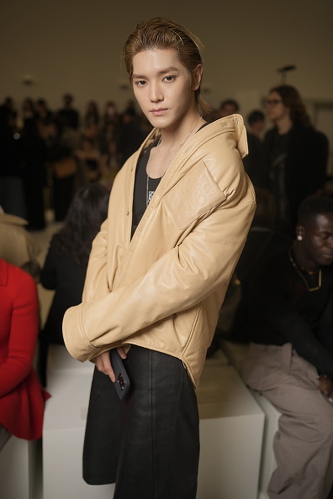 Saat menghadiri event fashion week pertamanya, Taeyong NCT tampil dengan gaya streetwear bernuansa monokrom. Foto: WWD via Getty Images/Swan Gallet
