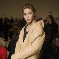 Saat menghadiri event fashion week pertamanya, Taeyong NCT tampil dengan gaya streetwear bernuansa monokrom. Foto: WWD via Getty Images/Swan Gallet