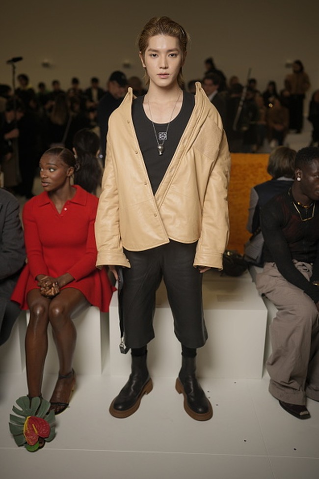 Pelantun Long Flight itu memakai tanktop hitam seharga Rp 5 jutaan yang dibalut jaket krem Puffer Shirt in Nappa Rp 98 jutaan. Foto: WWD via Getty Images/Swan Gallet