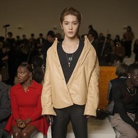 Pelantun Long Flight itu memakai tanktop hitam seharga Rp 5 jutaan yang dibalut jaket krem Puffer Shirt in Nappa Rp 98 jutaan. Foto: WWD via Getty Images/Swan Gallet