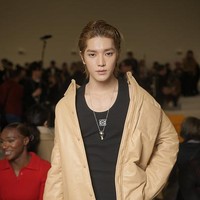 Atasan tersebut dipadukan dengan celana kulit Puzzle Trousers in Nappa seharga Rp 74 jutaan dan boots hitam seharga Rp 15 jutaan. Foto: WWD via Getty Images/Swan Gallet