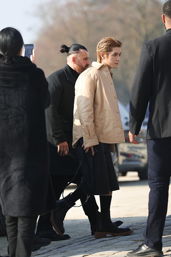 Satu lagi personel NCT yang menghadiri event fashion week. Sebelumnya ada Johnny yang tampil di New York. Kini ada Taeyong NCT yang eksis di Paris Fashion Week 2023. Foto: WWD via Getty Images/Swan Gallet