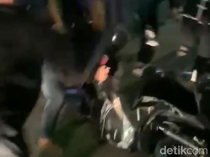 Tangkapan layar video perusakan motor saat tawuran pesilat di Ngawi