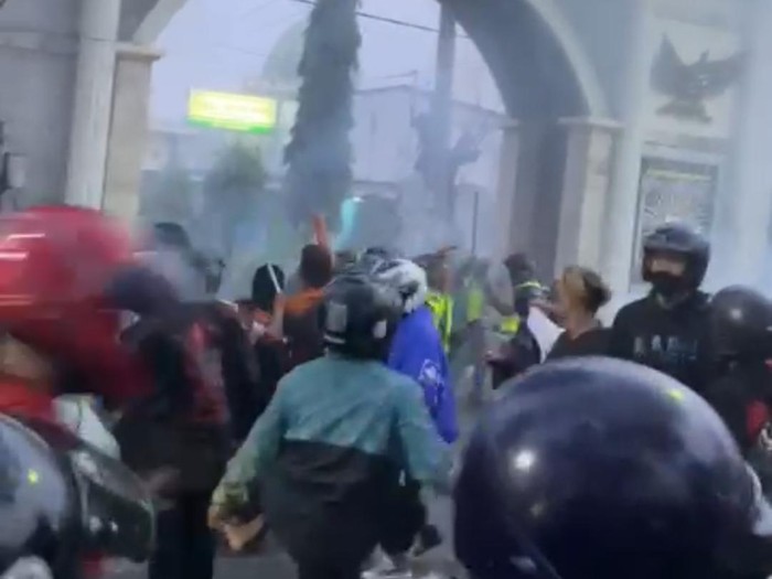Tawuran antarpesilat juga terjadi di Nganjuk. Kali ini diwarnai hujan batu alias aksi saling lempar batu.