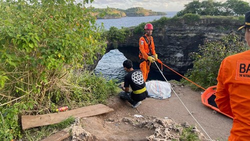 Tim SAR gabungan di Nusa Penida, Klungkung mengevakuasi turis India jatuh dari tebing Broken Beach, Sabtu (4/3/2023) sore.