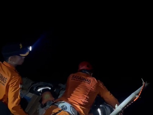 Tim SAR gabungan saat mengevakuasi turis India jatuh di tebing Broken Beach, Nusa Penida, Bali, Sabtu (4/3/2023) malam.
